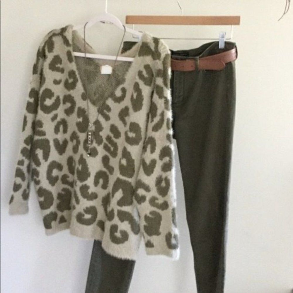 LEOPARD Print Sweater - Picture 4 of 10